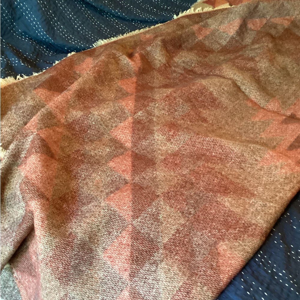 Geometric Patterned Cape Steve Madden - image 6